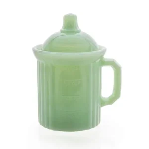 Green ceramic cup with lid and handle.